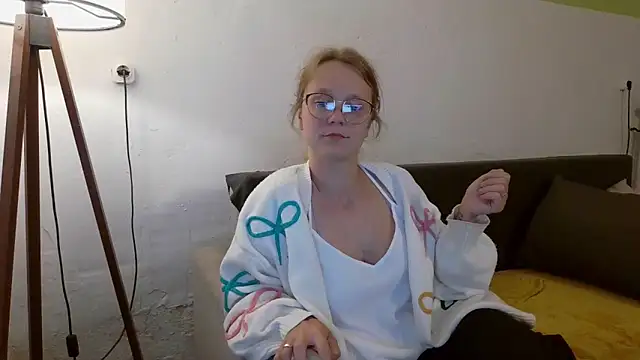 Snapshot of little-leni chatting on June 5, 2026, 8:14 pm little-leni online show from June 5, 2026, 8:14 pm