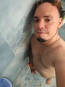 latinoflpr online show from October 6, 2025, 2:02 am