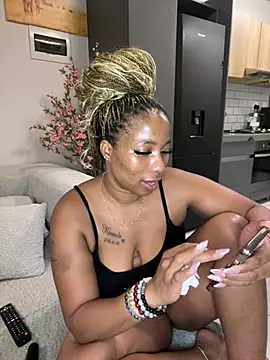 Snapshot of CurvyDesire1 chatting on February 10, 2026, 9:36 pm CurvyDesire1 online show from February 10, 2026, 9:36 pm