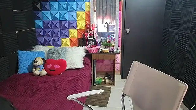 katifoxx online show from October 7, 2025, 3:35 pm