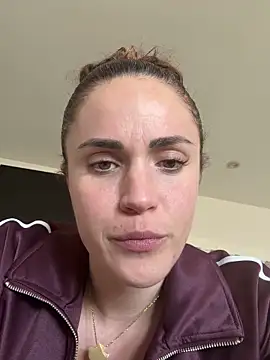 Clara-xoxo online show from February 4, 2025, 1:48 pm