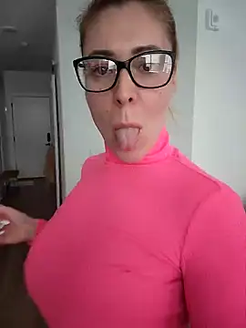 Snapshot of HollyTattoo chatting on December 12, 2024, 6:10 pm HollyTattoo online show from December 12, 2024, 6:10 pm