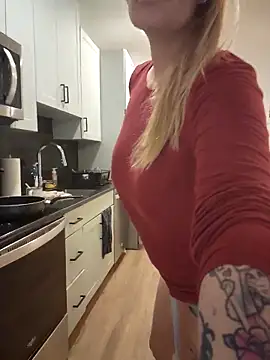 Snapshot of HollyTattoo chatting on February 19, 2025, 2:01 pm HollyTattoo online show from February 19, 2025, 2:01 pm