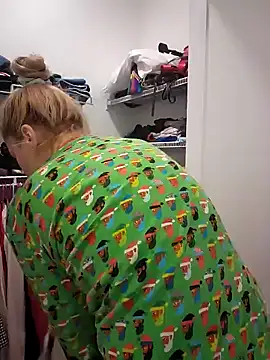 Snapshot of HollyTattoo chatting on December 6, 2024, 2:22 pm HollyTattoo online show from December 6, 2024, 2:22 pm