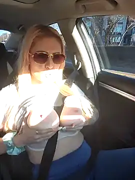 Snapshot of HollyTattoo chatting on December 11, 2024, 9:01 pm HollyTattoo online show from December 11, 2024, 9:01 pm