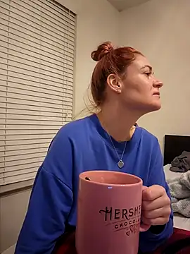 Snapshot of HollyTattoo chatting on October 1, 2025, 11:25 am HollyTattoo online show from October 1, 2025, 11:25 am