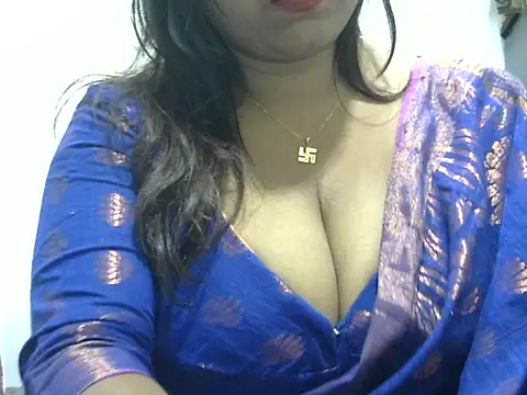 Snapshot of ROSEE_MERRYYYY chatting on November 18, 2025, 6:22 pm ROSEE MERRYYYY online show from November 18, 2025, 6:22 pm