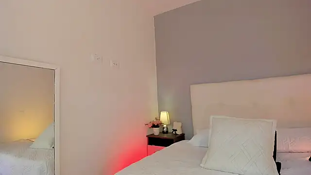 NataliaBuiles online show from November 18, 2025, 6:22 pm