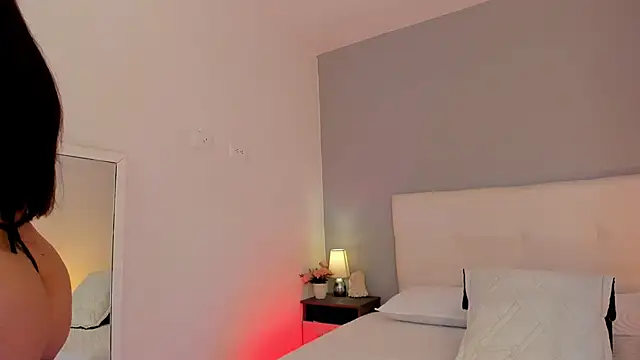 NataliaBuiles online show from December 4, 2025, 5:56 pm