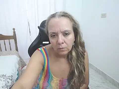 Snapshot of yeslluisa chatting on April 21, 2026, 8:37 pm yeslluisa online show from April 21, 2026, 8:37 pm