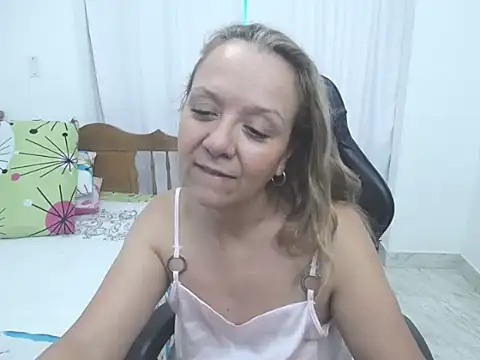 yeslluisa online show from November 17, 2025, 7:18 pm