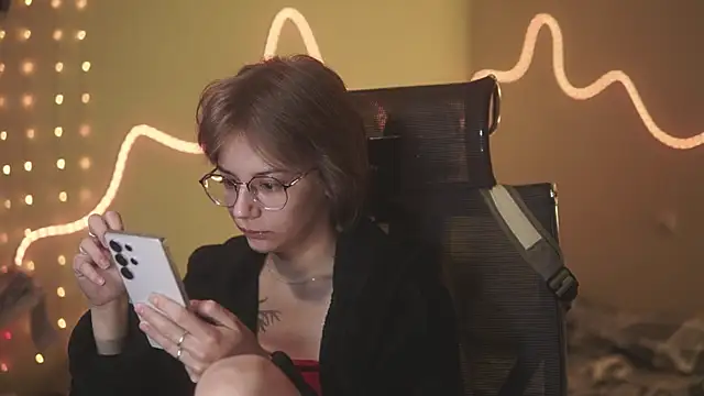 alyssa sweet online show from April 17, 2026, 3:53 am