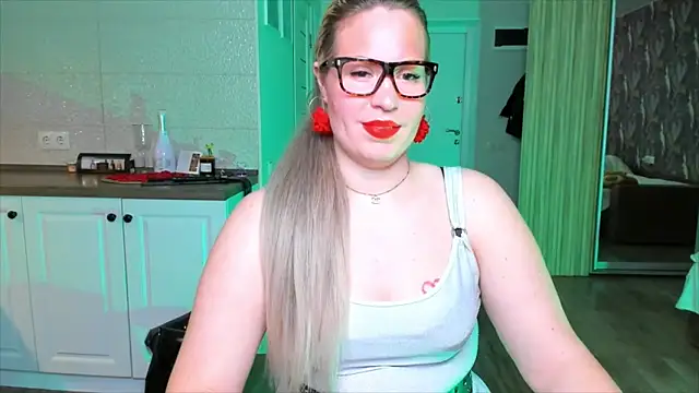 Snapshot of HotTiffani chatting on February 8, 2026, 9:07 am HotTiffani online show from February 8, 2026, 9:07 am