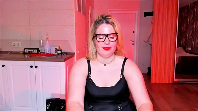 Snapshot of HotTiffani chatting on February 4, 2026, 9:32 pm HotTiffani online show from February 4, 2026, 9:32 pm