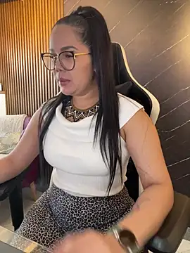 Snapshot of KellyBrooklyn_ chatting on April 13, 2026, 3:27 pm KellyBrooklyn online show from April 13, 2026, 3:27 pm