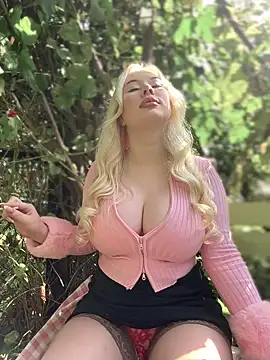 LaraHollywood online show from September 22, 2025, 6:30 am