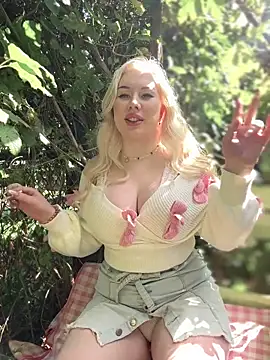 LaraHollywood online show from September 18, 2025, 6:27 am