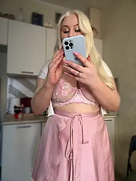 LaraHollywood online show from October 7, 2025, 5:19 am