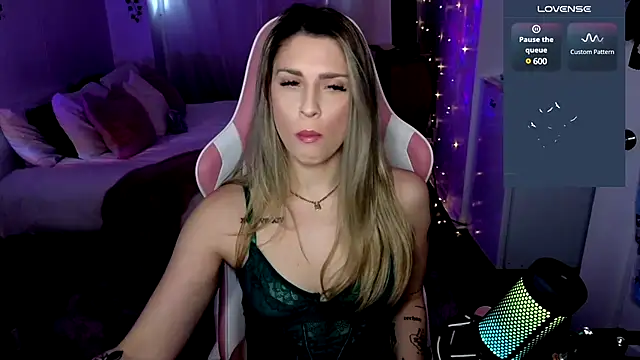 queenxlexy online show from December 15, 2024, 8:04 pm