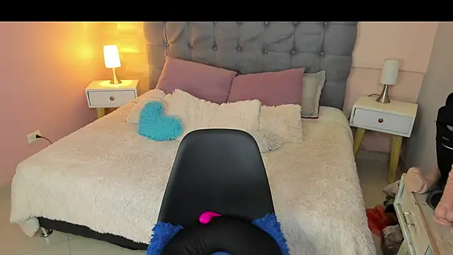  Abril W online show from November 23, 2025, 2:43 am