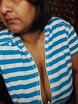 Snapshot of Lilybanx chatting on May 1, 2026, 2:11 pm Lilybanx online show from May 1, 2026, 2:11 pm