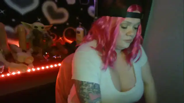 Snapshot of HoneyChambers chatting on May 20, 2026, 10:29 pm HoneyChambers online show from May 20, 2026, 10:29 pm