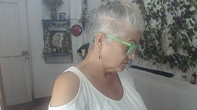 Snapshot of FunnyGrandma chatting on July 27, 2026, 1:23 am FunnyGrandma online show from July 27, 2026, 1:23 am