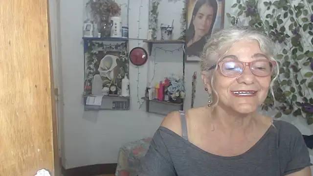 Snapshot of FunnyGrandma chatting on May 19, 2026, 11:01 pm FunnyGrandma online show from May 19, 2026, 11:01 pm