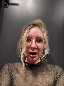 The Snowwhitee online show from February 19, 2025, 10:20 pm