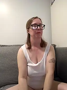 SweetandNaughty1 online show from November 3, 2025, 4:32 pm