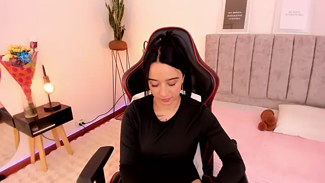 EmmyEvans1 online show from March 10, 2025, 10:45 pm