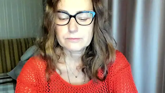 lauraoven online show from November 3, 2025, 7:35 am