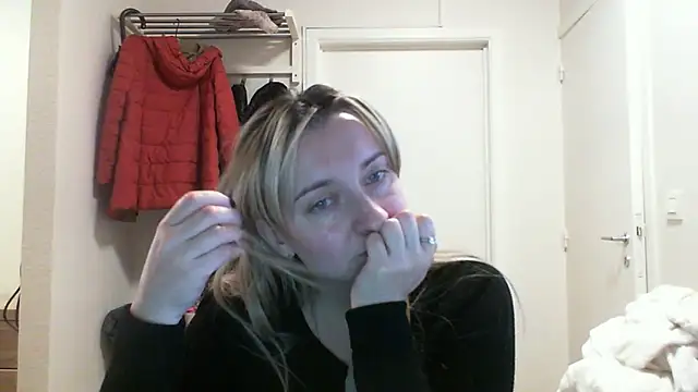 SusanCurt online show from December 1, 2025, 10:38 am