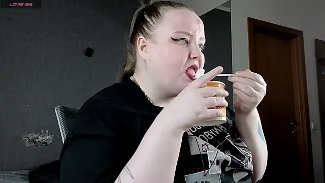 EMMA  CONNOR online show from September 15, 2025, 6:25 am