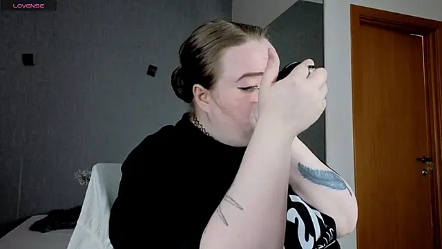 EMMA  CONNOR online show from September 28, 2025, 10:44 am