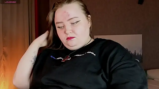 EMMA  CONNOR online show from November 3, 2025, 7:13 am