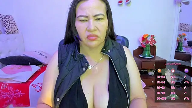 esmeralda milf online show from January 10, 2026, 7:09 pm