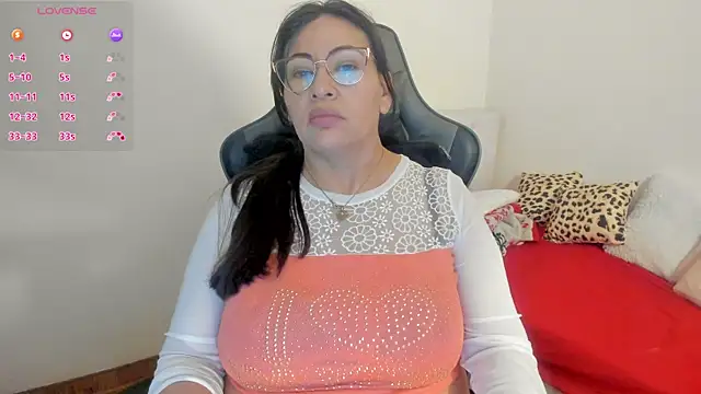 esmeralda milf online show from November 18, 2025, 6:44 pm