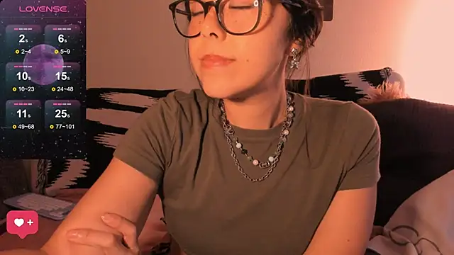 Snapshot of Evie-Luna chatting on October 5, 2025, 12:45 am Evie-Luna online show from October 5, 2025, 12:45 am