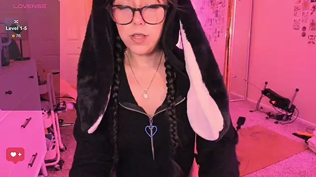 Snapshot of Evie-Luna chatting on October 25, 2025, 3:28 am Evie-Luna online show from October 25, 2025, 3:28 am