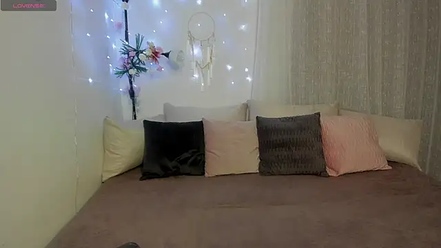 AliceeShy online show from February 26, 2025, 11:30 pm