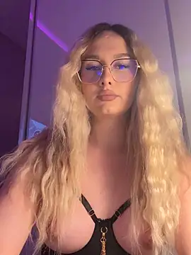 Snapshot of mollyxxx chatting on May 18, 2026, 11:42 pm mollyxxx online show from May 18, 2026, 11:42 pm