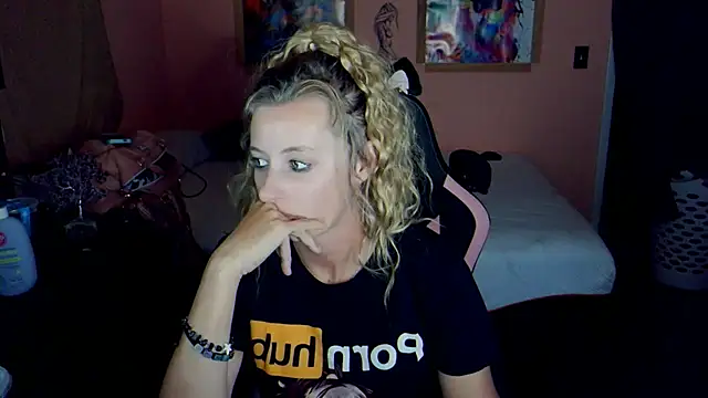 Snapshot of AsiaGoesPro chatting on December 19, 2025, 8:27 am AsiaGoesPro online show from December 19, 2025, 8:27 am