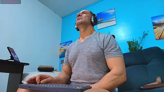 Snapshot of juanses_n_toro chatting on October 1, 2025, 1:04 pm juanses n toro online show from October 1, 2025, 1:04 pm