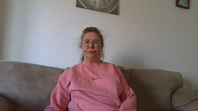 Hottie-Mom online show from April 17, 2026, 9:45 am