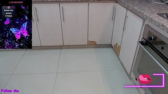 Kerly Doll online show from October 1, 2025, 12:09 pm