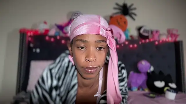 Snapshot of Cum2Charm chatting on October 31, 2025, 2:35 pm Cum2Charm online show from October 31, 2025, 2:35 pm