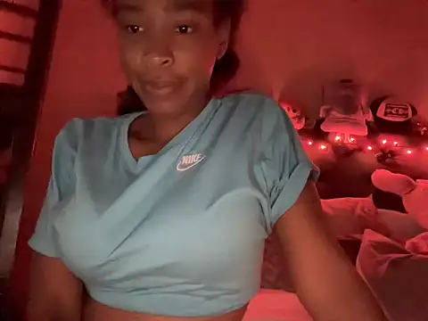 Snapshot of Cum2Charm chatting on September 25, 2025, 1:06 pm Cum2Charm online show from September 25, 2025, 1:06 pm