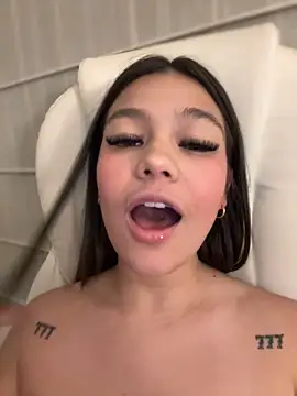 Snapshot of Alyshanon18 chatting on March 23, 2025, 3:21 am Alyshanon18 online show from March 23, 2025, 3:21 am