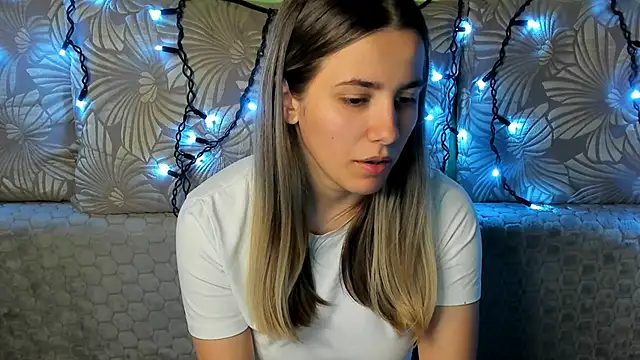 MaggieCake online show from October 19, 2025, 1:30 am